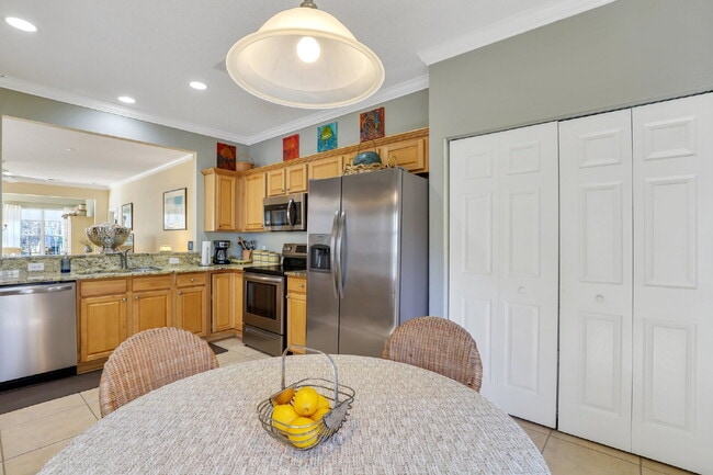 Building Photo - Charming 2-Bedroom, Plus Den Home with 2 F...