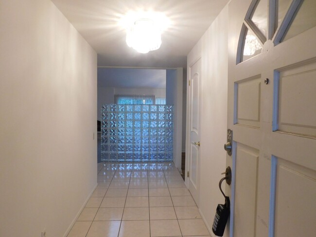 Building Photo - Spacious One Story 3-bedroom, 2-bathroom H...