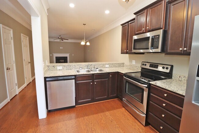 Building Photo - Charming 2 Bedroom, 2.5 Bath Townhouse Available in Hampton Forest!