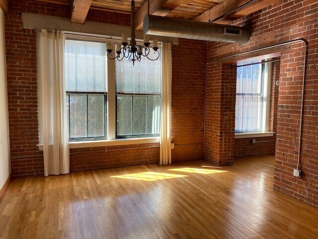 Lvrm/Dining - 9 W Broadway