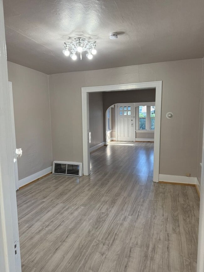 Building Photo - 2 Bed, 1 Bath Home