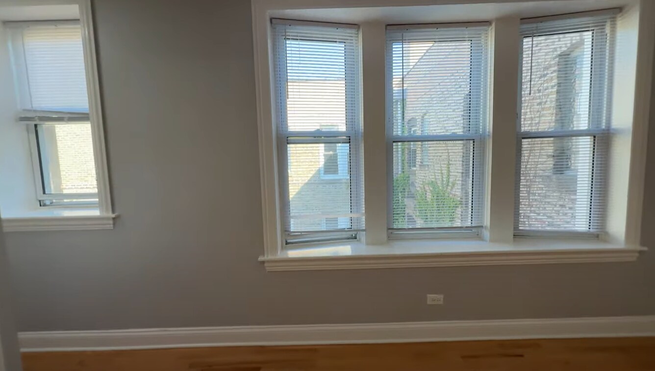 Building Photo - 4452 N Sheridan Rd