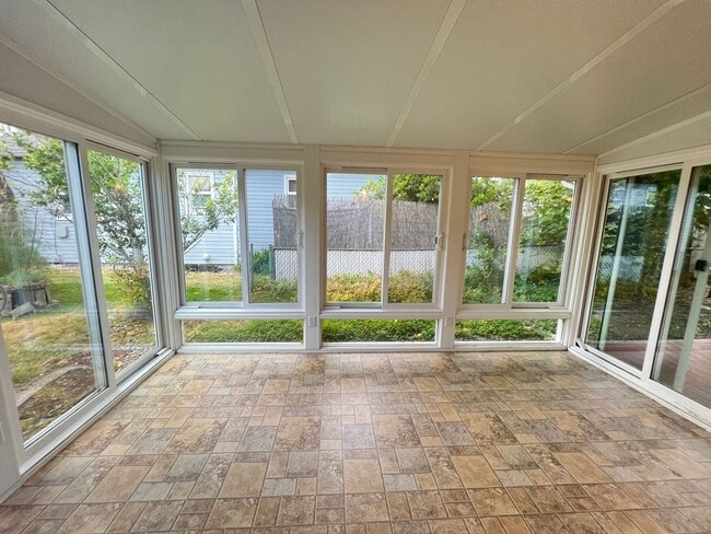 Building Photo - Spacious Home Near University of Portland