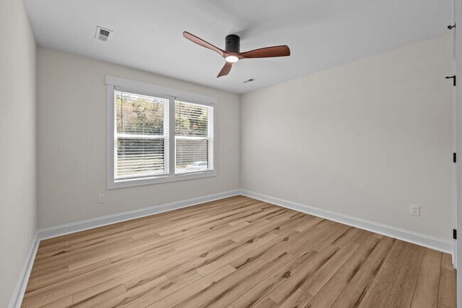 Building Photo - Stunning New Build!