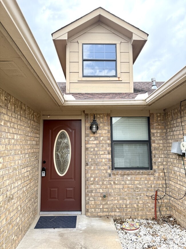 Building Photo - 2202 Lakeview Dr