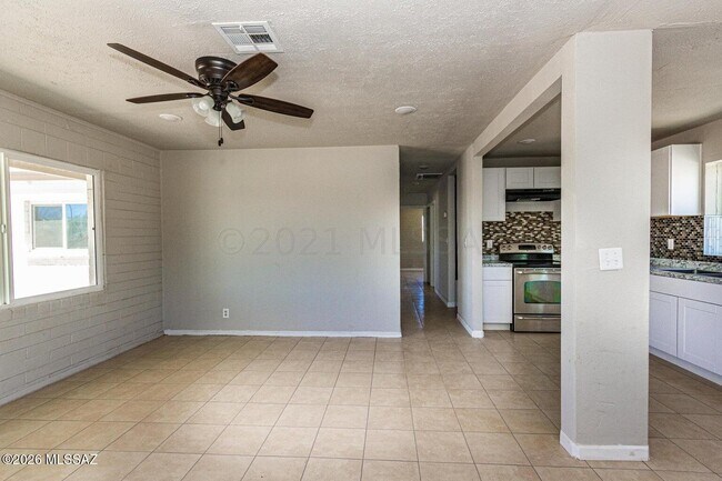 Building Photo - 2433 E Cameron Vista