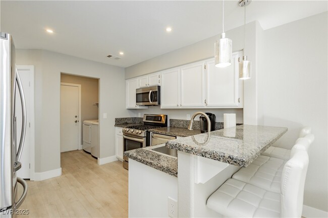 Building Photo - 2345 Cliffwood Dr