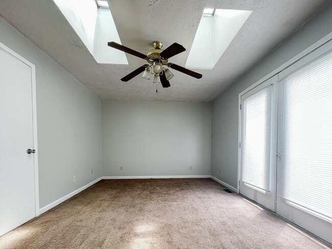 Building Photo - 4 Bed 2 Bath