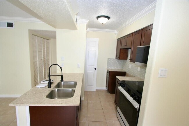 Building Photo - 17331 Red Oak Dr