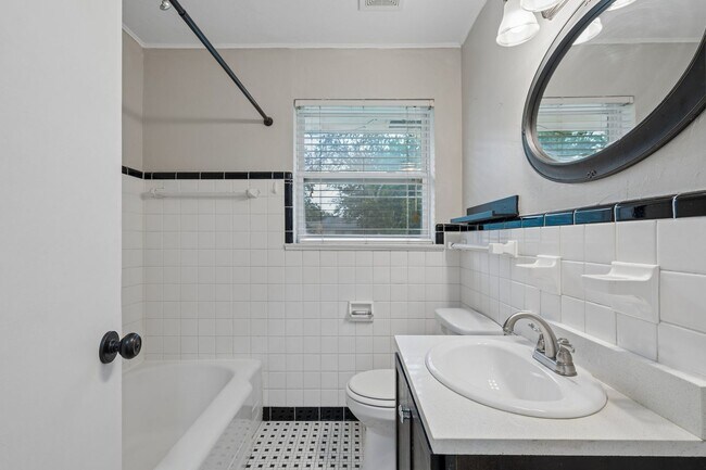 Building Photo - Charming 3-Bed Home with Spacious Backyard & Prime OKC Location