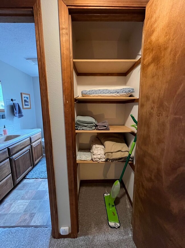 Building Photo - Quaint 1-bdr/1-bath private apartment with...