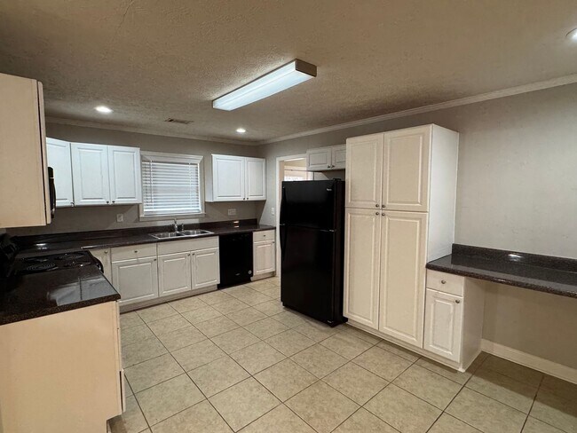 Building Photo - Lovely Brick Home!