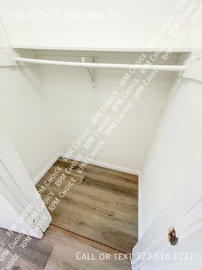 Building Photo - 10620 1/2 S Figueroa St-