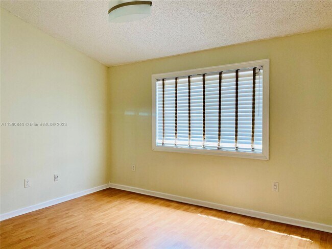 Building Photo - 6225 SW Kendale Lakes Cir