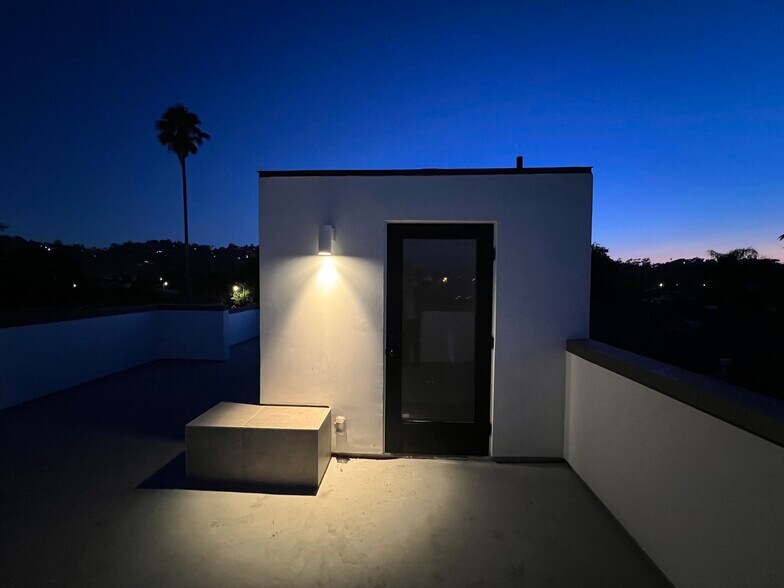 Building Photo - 2076 Blake Ave