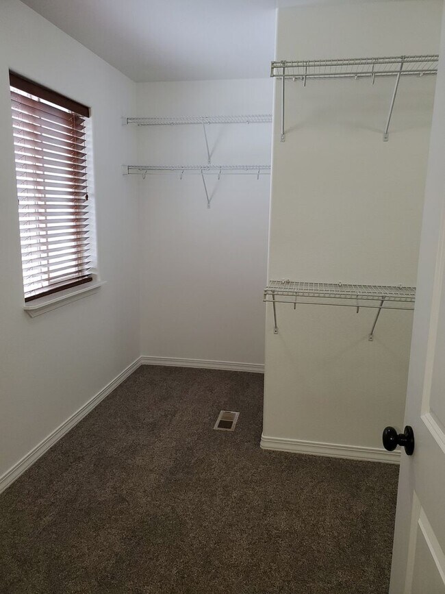 Building Photo - Beautiful 4 bedroom 3 bath home in the Landings!