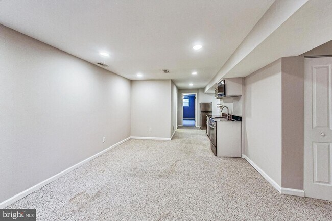 Building Photo - 627 Lamont St NW