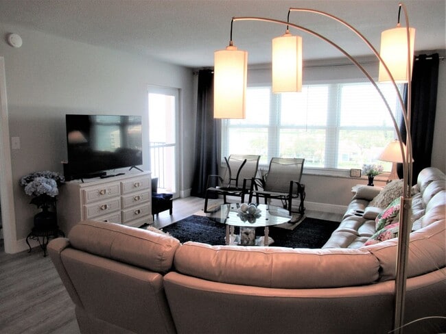 Building Photo - Waterfront 2/2 Furnished SEVEN month rental 55+ 8th Floor Point Brittany