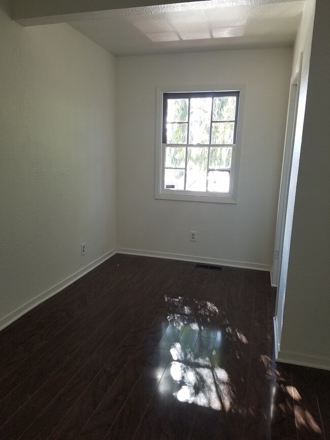 Building Photo - 564 44th St