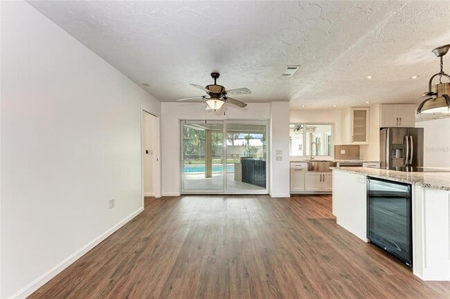 Building Photo - 451 N Shore Dr