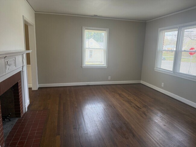 Building Photo - Adorable 2 Bedroom with Stackable Washer/Dryer