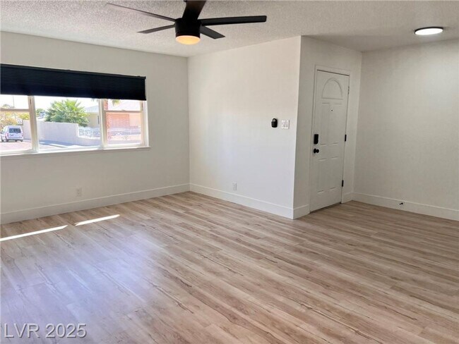 Building Photo - Stylish 4-Bed Home with Pool, Spa & No HOA...