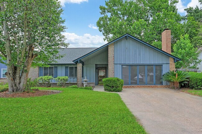 Building Photo - Beautifully Renovated 4-Bedroom, 2-Bath Home with Fenced Backyard