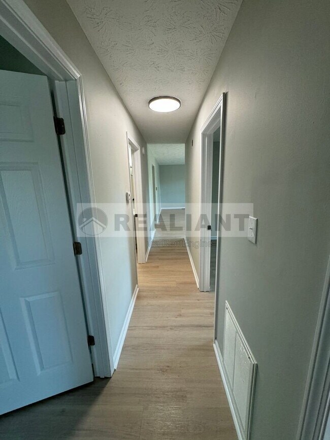 Building Photo - 105 Aster Pl