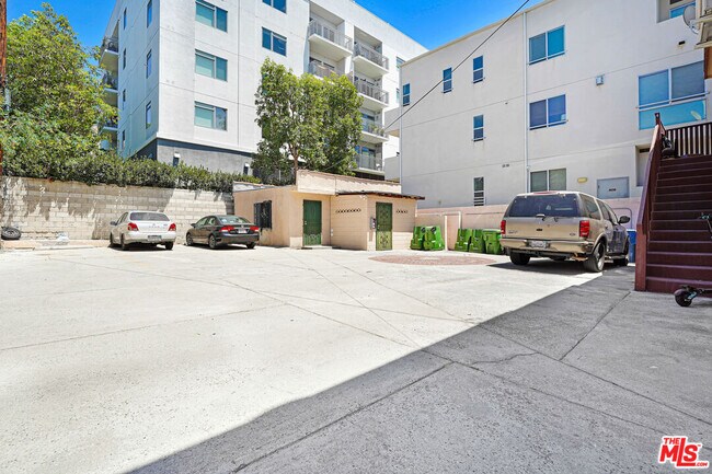 Building Photo - 7139 Hawthorn Ave