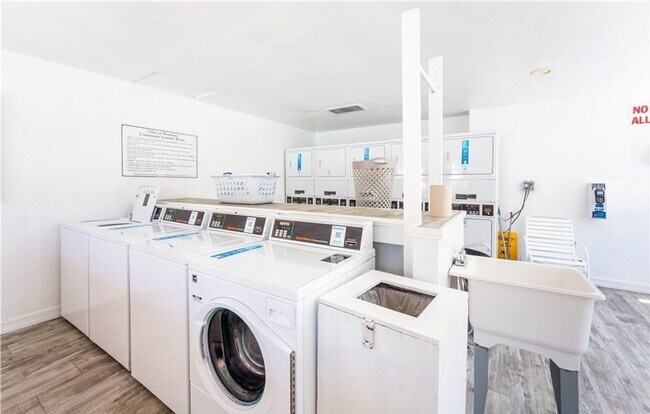 Building Photo - Comfort and Convenience in This Beautiful Mira Mesa Condo