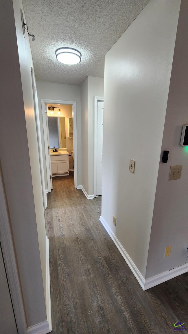 Building Photo - 101 Country Cove
