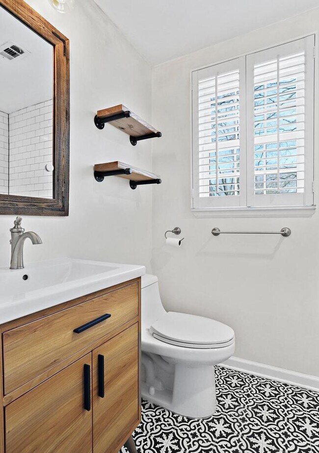 Upper Level Bathroom - 4901 29th Rd S