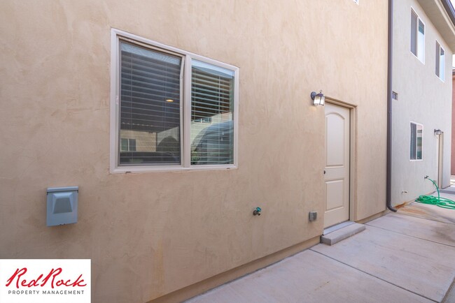 Building Photo - Charming 3 Bedroom Townhome