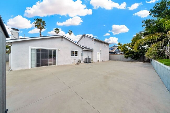 Building Photo - 471 N Seranado St