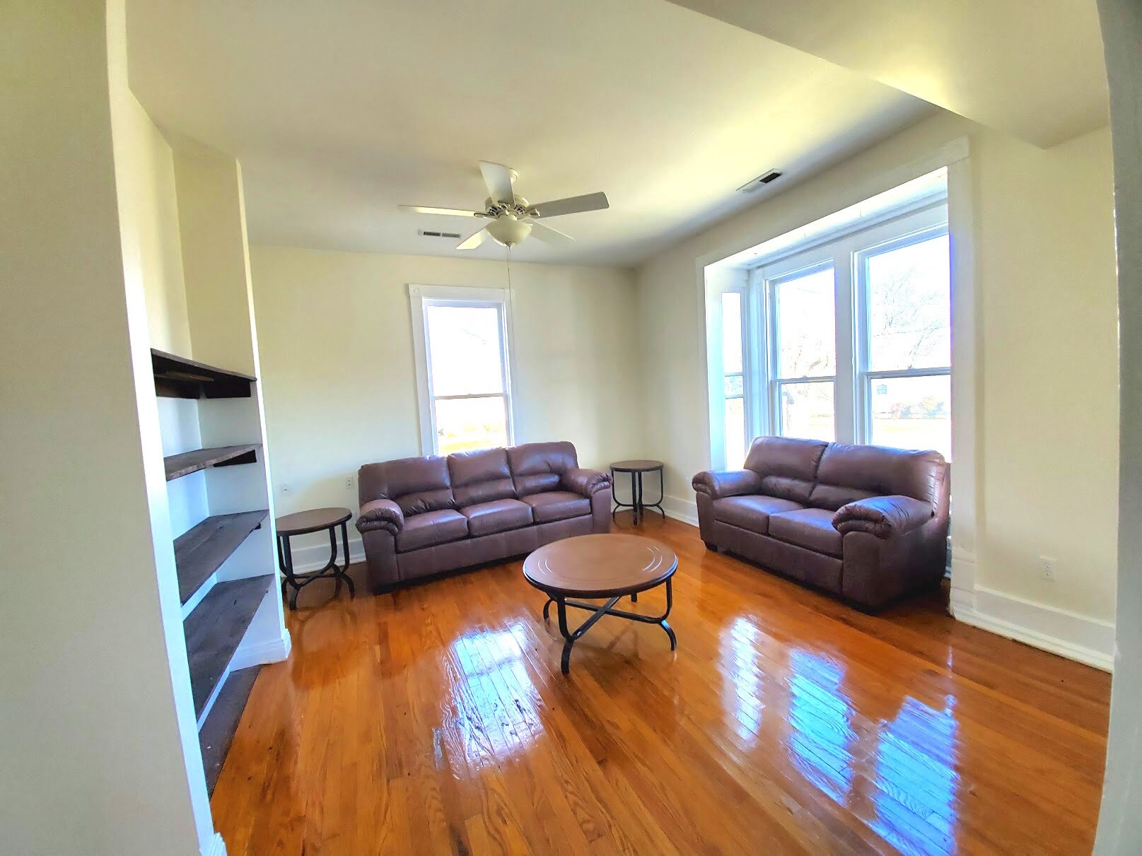 Nicely furnished room, great for reading a book or just chilling - 526 Monroe St