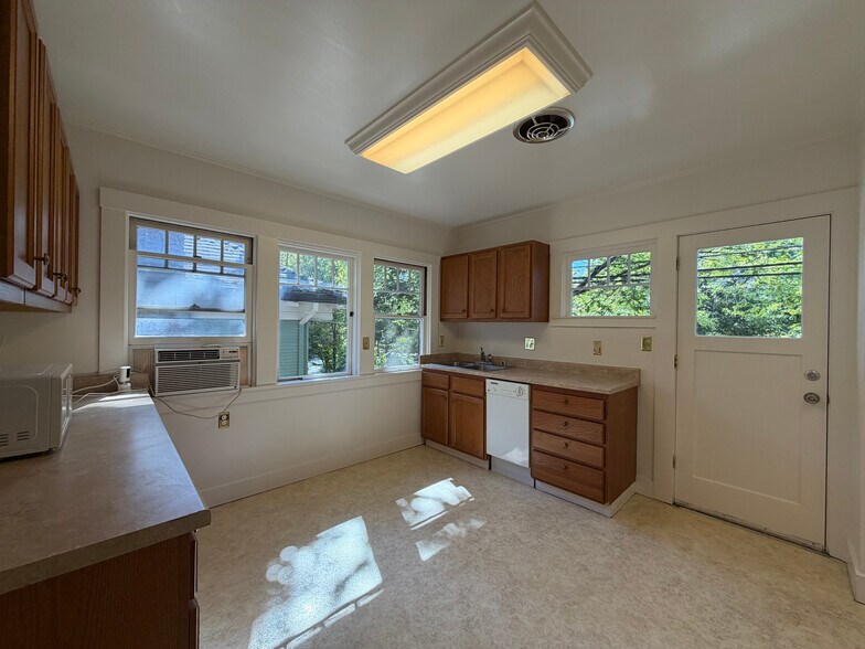 Kitchen2 - 2202 G St