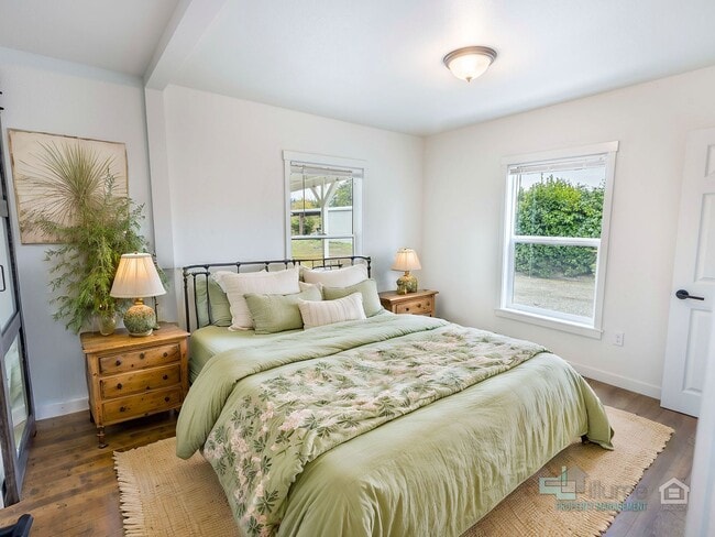 Building Photo - Beautifully Renovated furnished 3-Bedroom ...