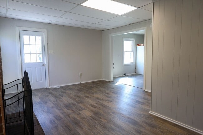 Building Photo - Charming 3 Bedroom Brick Home