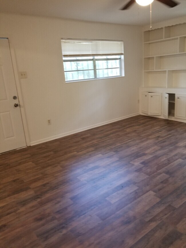 Building Photo - 3144 Woodville Cir