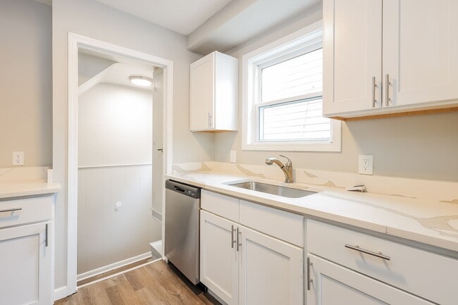 Building Photo - 312 De Villen Ave