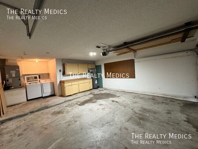 Building Photo - 107 S Deerwood Ave