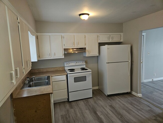 Building Photo - 2br/1ba apartment off Hwy 401. New paint a...