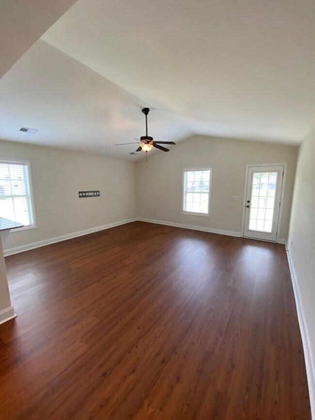Building Photo - 3 Bedroom 2 Bath home in LEXINGTON.