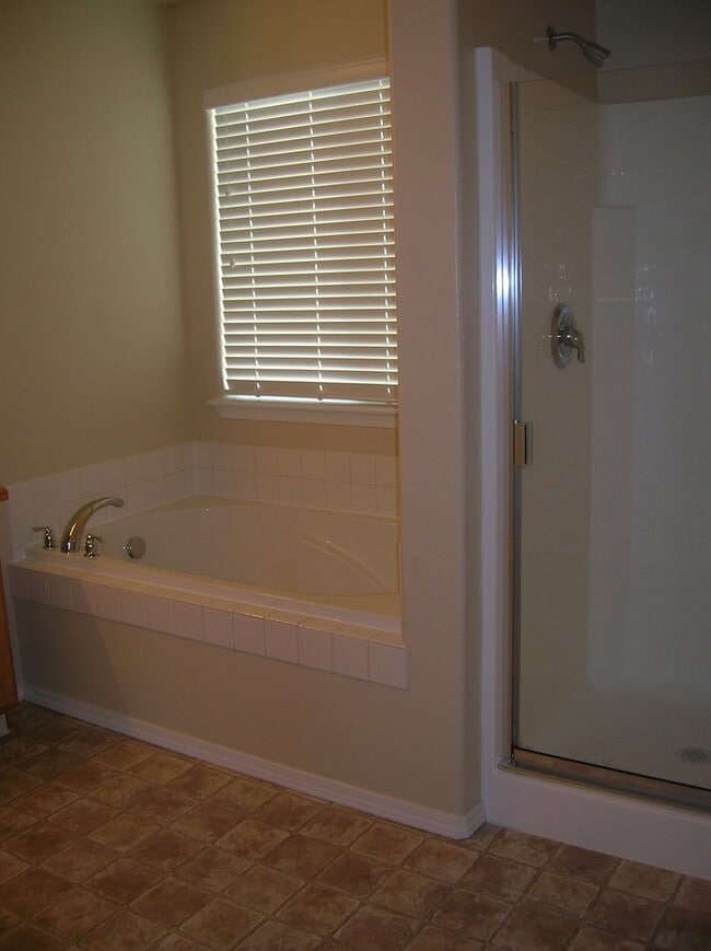 Building Photo - Nice home located in SE Boise near Les Bois Jr. High