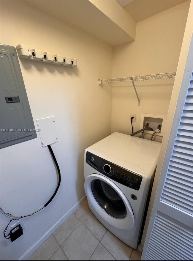 Building Photo - 19501 W Country Club Dr