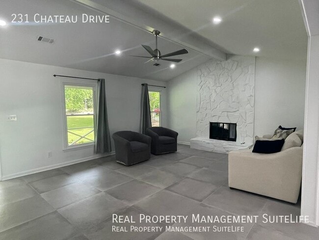 Building Photo - 231 Chateau Dr