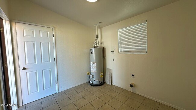 Building Photo - 3850 Blackbird Dr