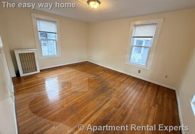 Building Photo - 158 Holland St