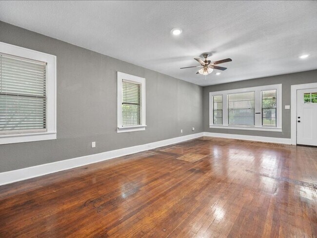 Building Photo - Recently Renovated Fort Worth Charmer