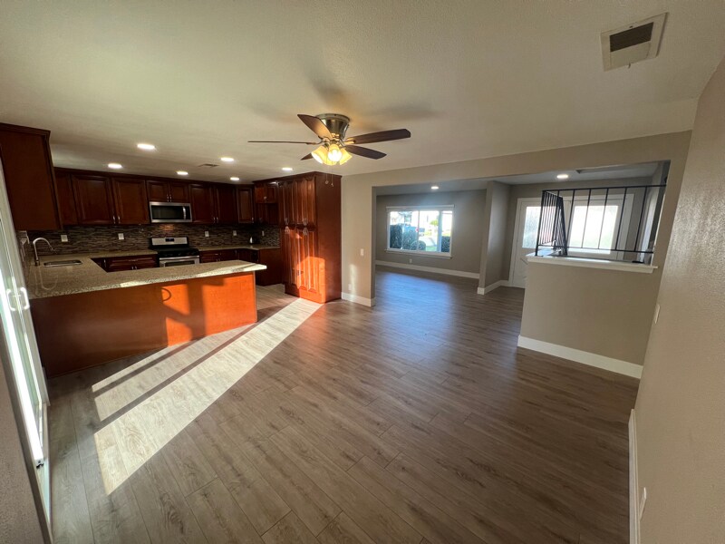 Building Photo - 11852 Crystal Ave